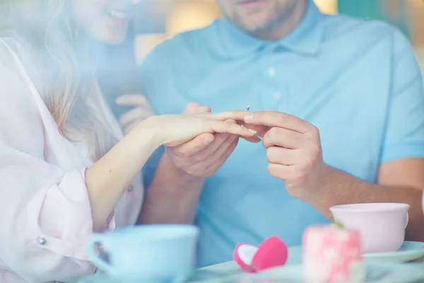 Paar feiert Valentinstag — Stockfoto