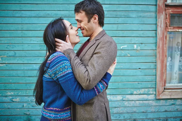 Ouple kissing outdoors — Stock Photo, Image