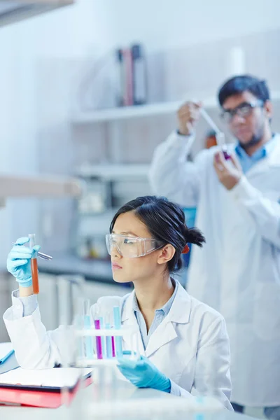 Vrouwelijke assistent werken in laboratorium — Stockfoto