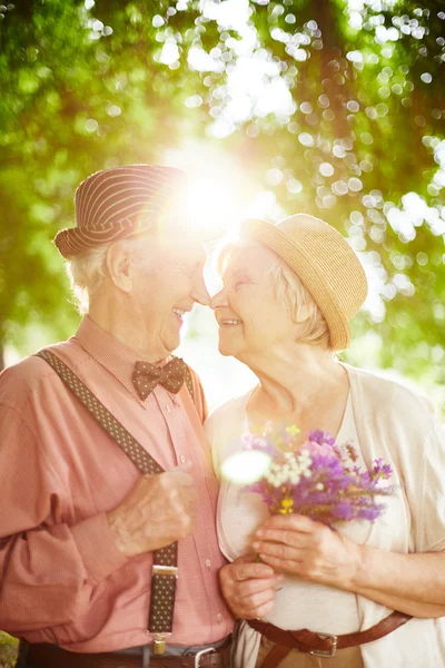 Äldre par promenader i parken — Stockfoto