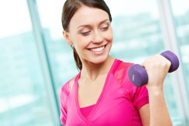 kadın halterle esneme