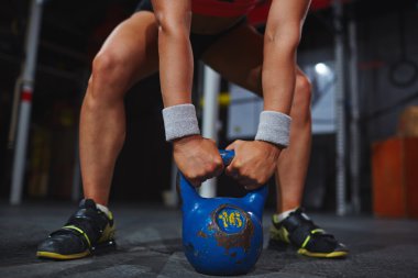 ağır barbell ile çalışma dışarı erkek