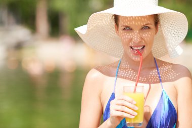 Suyu içme şapkalı kız