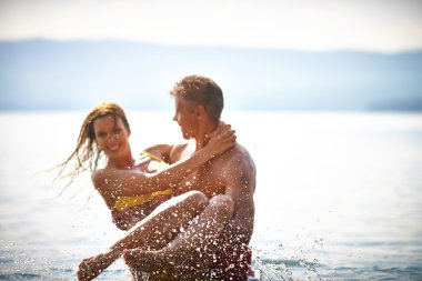 Denizde yüzme Çift