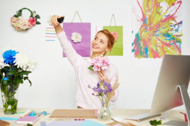 Genç tasarımcı selfie yapma