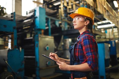 Dijital tablet ile kadın mühendis