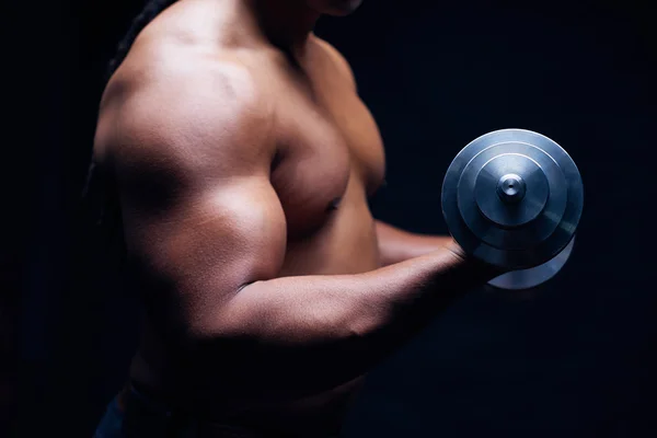 Man tränar med skivstång — Stockfoto