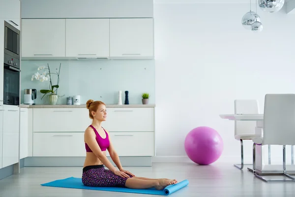 Mujer activa haciendo ejercicio — Foto de Stock