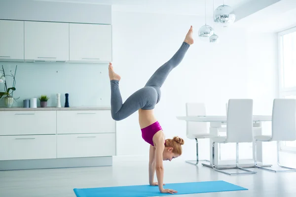 Mulher ativa fazendo exercício — Fotografia de Stock