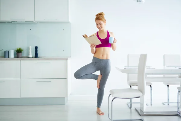 Yoga yapan bir kadın. — Stok fotoğraf