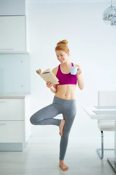 Frau macht Yoga-Übungen — Stockfoto