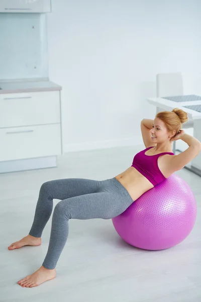 Mulher se exercitando em Fitness Ball — Fotografia de Stock