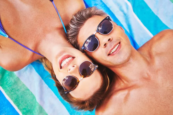 Pareja tomando el sol en la playa —  Fotos de Stock