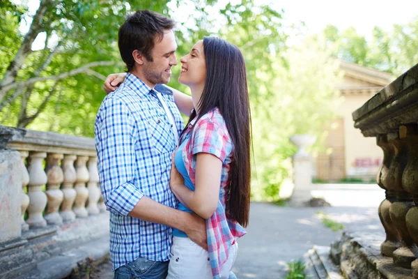 Pareja joven abrazando —  Fotos de Stock