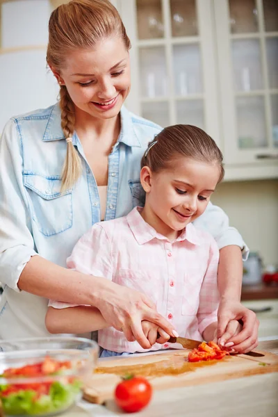 Donna e figlia che tagliano pomodori — Foto Stock