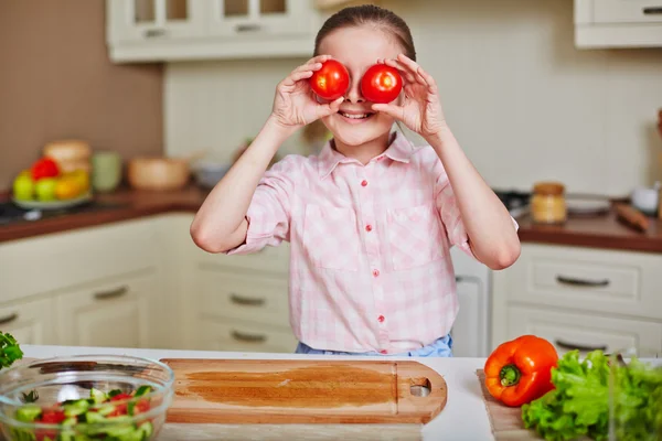 Lächelndes Mädchen mit reifen Tomaten — Stockfoto