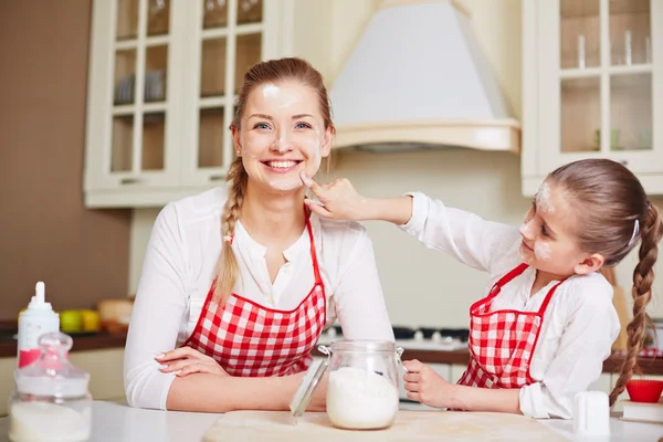 Mädchen schlägt Mutter mit Mehl — Stockfoto