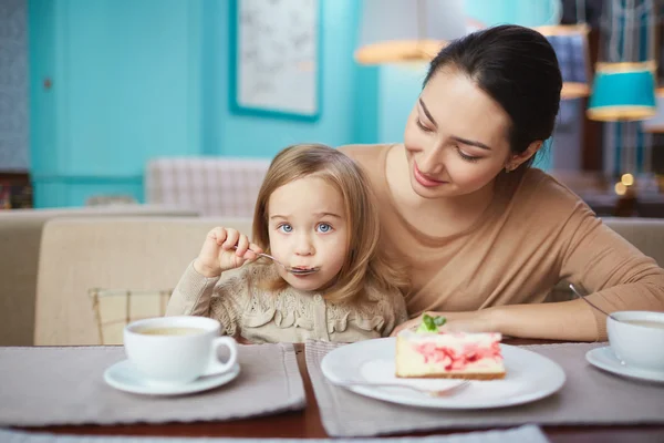 Женщина и маленькая дочь в кафе — стоковое фото
