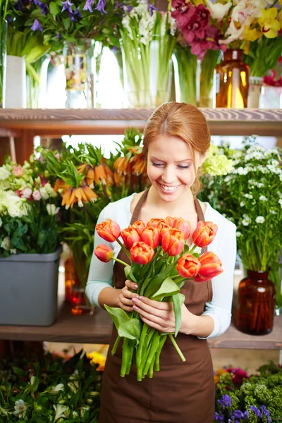 Жіночий флорист з тюльпанами — стокове фото