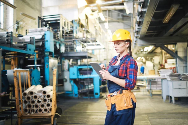 Ingeniera femenina con tableta digital — Foto de Stock