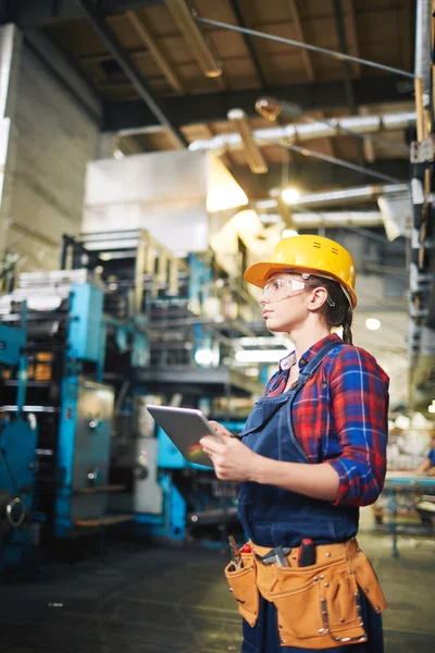 Ingegnere donna con tablet digitale — Foto Stock