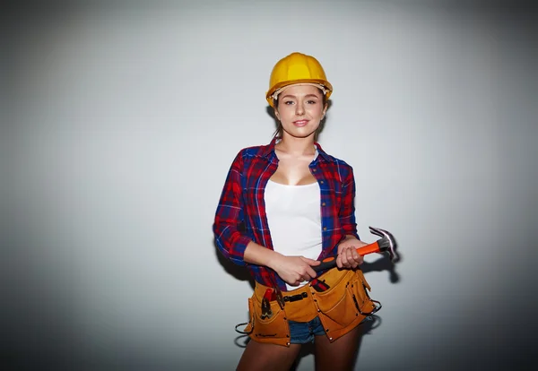 Menina no capacete com martelo — Fotografia de Stock