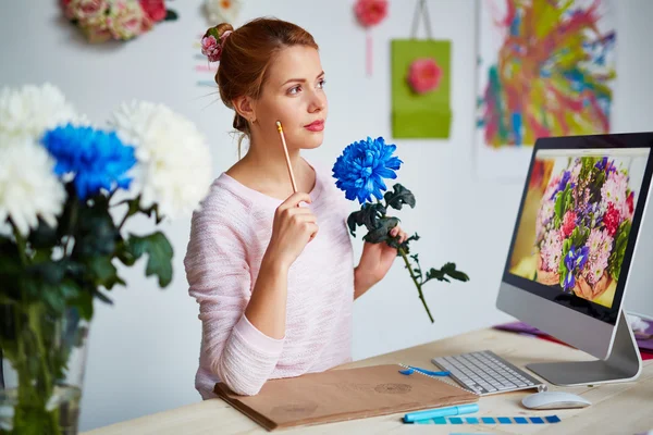 Diseñador pensativo con lápiz — Foto de Stock