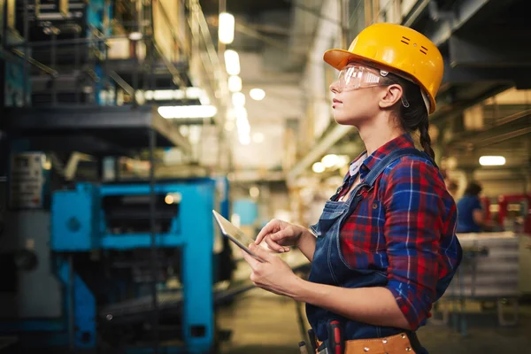 Ingeniera femenina con tableta digital — Foto de Stock