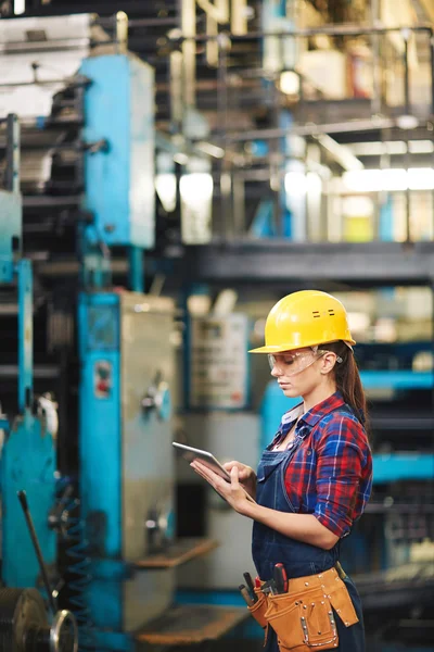 Ingeniera femenina con tableta digital —  Fotos de Stock