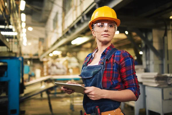Female engineer with digital tablet — Stock Photo, Image