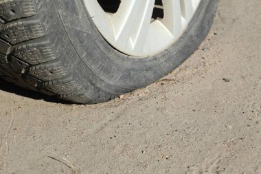 Arabanın lastiği patlamış.