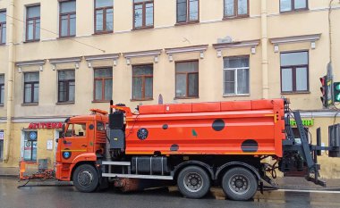 Sokaktaki sokak temizleme aracı.