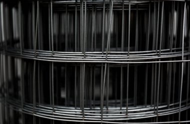 Takviye ağlar beton işçiliğinde kullanılmak üzere istiflendi. Duvarı, zemini, zemini ve temeli güçlendirmek için metal ağ şeklinde çelik malzeme. Soyut arkaplan.