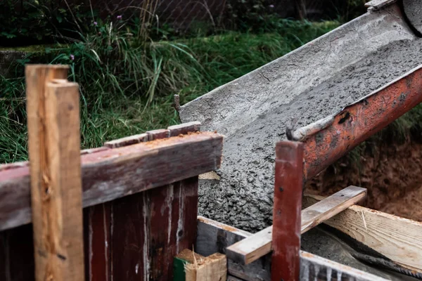 Betonkeverő Ledobja Betont Egy Zsaluzatba Fémmegerősítéssel Hogy Szilárd Alapot Teremtsen — Stock Fotó