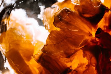 Lemon balla küçük parçalara ayrılmış. Yakın plan çekimde. Sulu, parlak ve zıt bir fotoğraf, iç dekorasyon için bağımsız bir resim olabilir. Bir tutkuya neden olur. Özel duvar kağıdı pankartı .