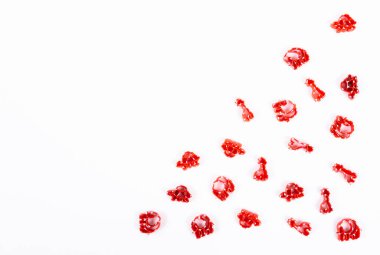 Adım adım bir Noel ağacı dekoru yapmayı öğretiyorum. Fil, kaplumbağa ve zürafa şeklinde makarna kırmızı guaj ya da akrilik ile boyanır. Dekoratif el işi ayrıntıları. Yakın çekim hazır oyuncaklar