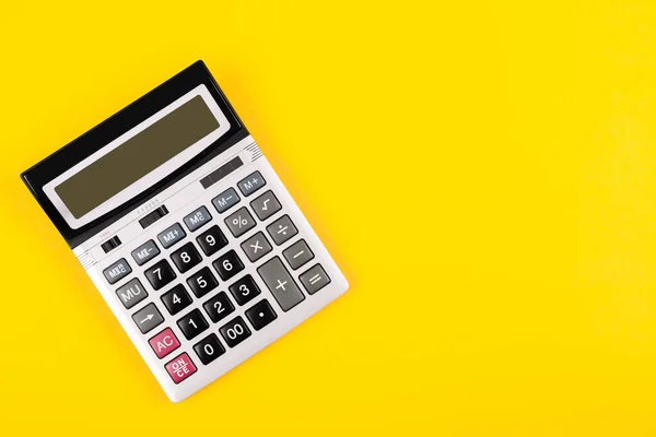 Duży Srebrny Kalkulator Szarymi Czarnymi Przyciskami Żółtym Tle Koncepcyjne Zdjęcie — Zdjęcie stockowe
