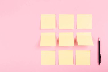 Siyah kalemli pankart ve pembe arkaplanlı temiz çıkartmalar. Mesaj için yer var. İş konsepti. Notlar, hatırlatıcılar veya hızlı geçici mesajlar için yırtılan kağıt, düşünce ve fikirlerin düzenleyicisi.