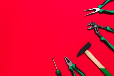 Kırmızı arka planda bir evi ya da arabayı tamir etmek için kaliteli yeşil bina aletleri. Kendi enstrümanlarını kendin yap. Fotokopi alanı olan bir reklam mağazası afişi.