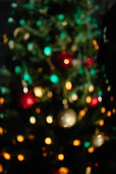 Abstrakte Verschwommene Silvesterhintergrund Leuchtende Lichter Eines Weihnachtsbaums Verschiedenen Farben Vorabend — Stockfoto