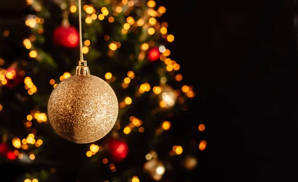 Grande Hermosa Brillante Bola Navidad Oro Cerca Fondo Brillante Árbol —  Fotos de Stock