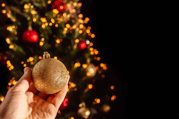 Grande Hermosa Brillante Bola Navidad Oro Cerca Mano Fondo Brillante —  Fotos de Stock
