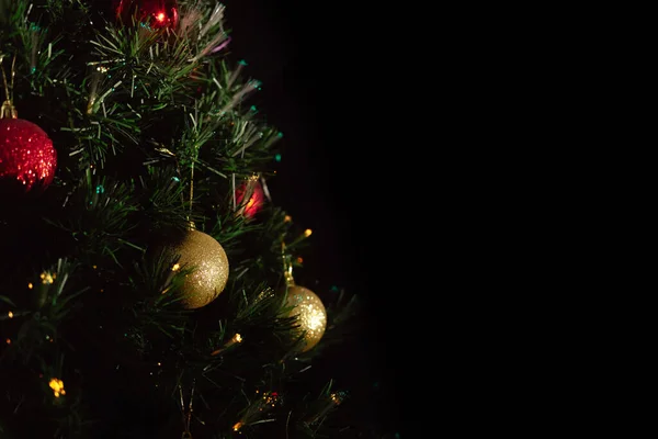 Große Schöne Goldglänzende Weihnachtskugel Nahaufnahme Auf Dem Hintergrund Eines Leuchtenden — Stockfoto