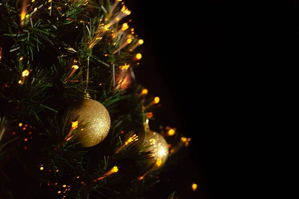 Große Schöne Goldglänzende Weihnachtskugel Nahaufnahme Auf Dem Hintergrund Eines Leuchtenden — Stockfoto