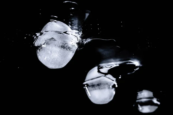 Melting Ice Cubes Reflected Mirror Surface Dark Background Close Cold — Stock Photo, Image