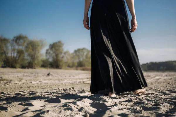 Μια Γυναίκα Περπατά Στο Βάθος Της Άμμου Γυμνά Πόδια Μια — Φωτογραφία Αρχείου