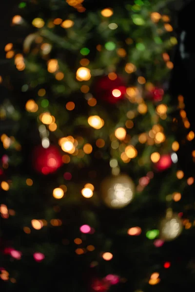 Abstrakte Verschwommene Silvesterhintergrund Leuchtende Lichter Eines Weihnachtsbaums Verschiedenen Farben Vorabend — Stockfoto