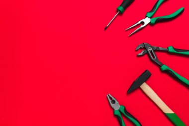 Kırmızı arka planda bir evi ya da arabayı tamir etmek için kaliteli yeşil bina aletleri. Kendi enstrümanlarını kendin yap. Reklam atölyesi için fotokopi alanı olan afiş. Kartvizit.