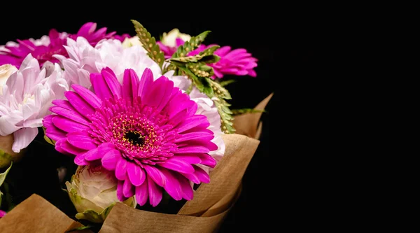 Grande Lindo Buquê Crisântemos Gerberas Rosas Samambaias Cores Rosa Roxo — Fotografia de Stock