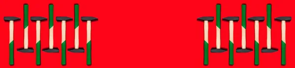 Шаблон Молотков Выделен Красном Фоне Баннер Магазина Строительными Инструментами Новогодний — стоковое фото